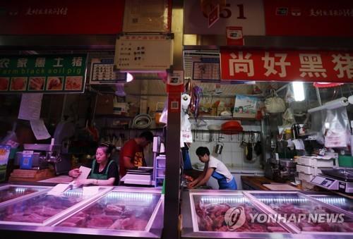 돼지고기 판매하는 중국 상인