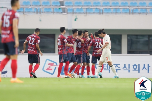 김천, 제주에 4-0 대승·10경기만의 승리…포항은 성남에 역전승