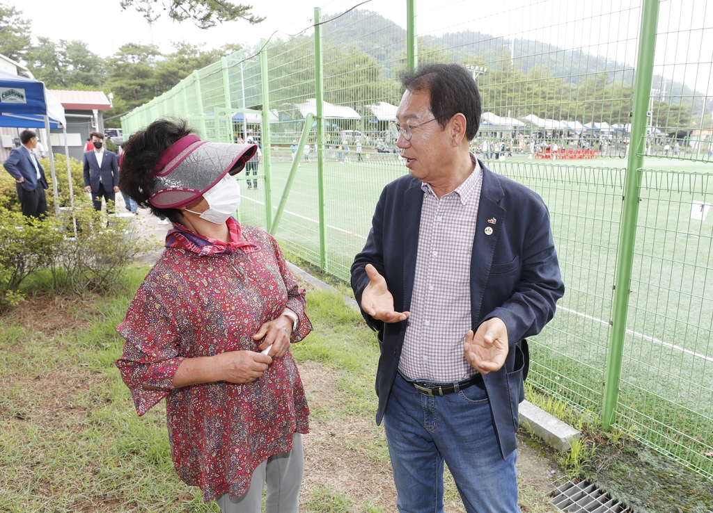 청바지 차림의 송인헌 괴산군수