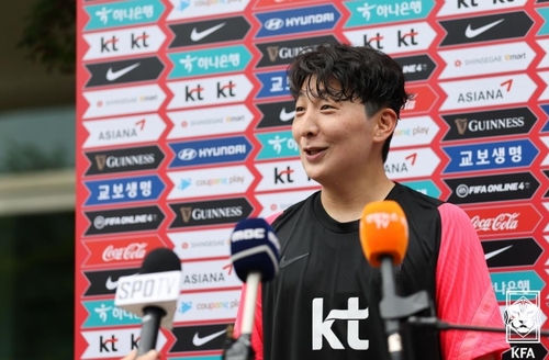 취재진 질의에 답하는 여자 축구대표팀의 박은선