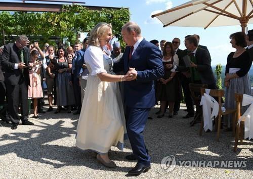 2018년 푸틴과 춤추는 당시 오스트리아 외무부 장관