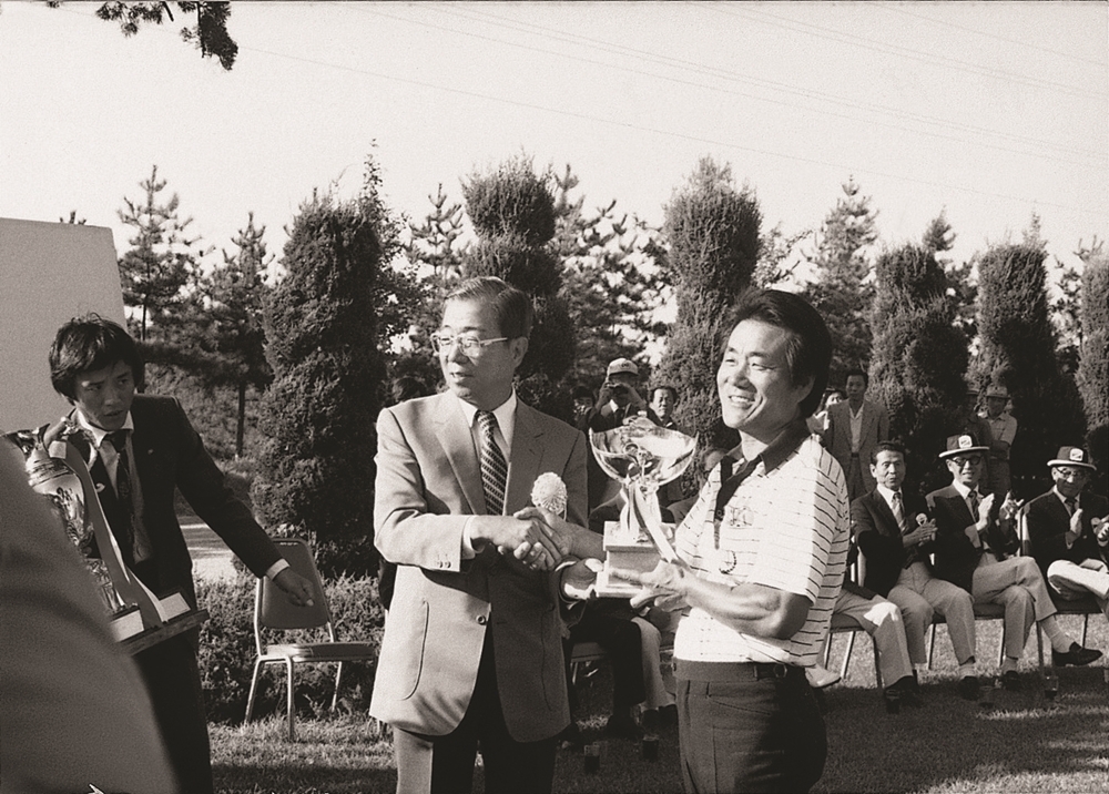 1981년 제1회 신한동해오픈 우승 후 기념 촬영하는 한장상 고문(오른쪽)