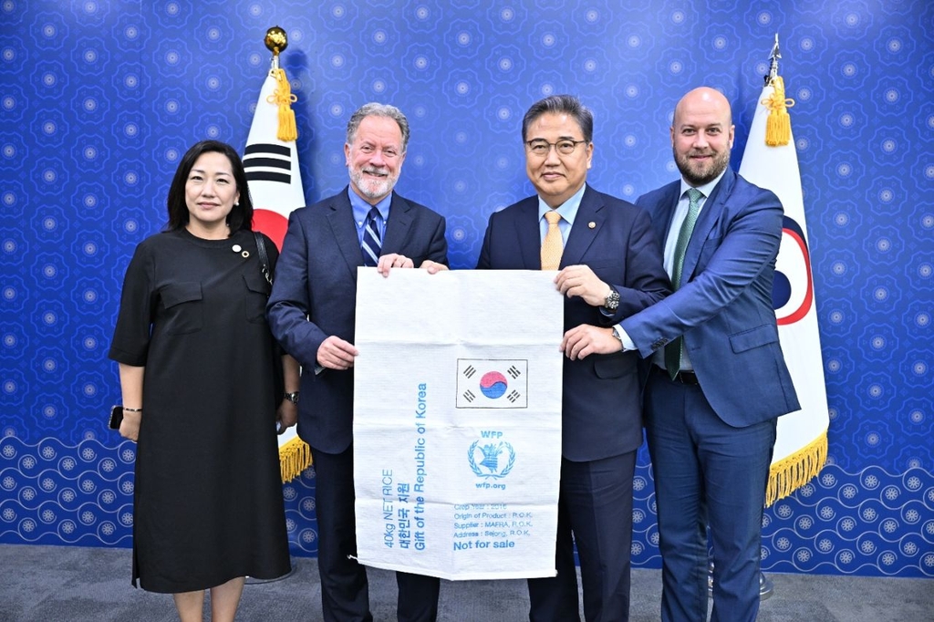 박진 외교부 장관이 14일 외교부 청사에서 데이비드 비즐리 세계식량계획(World Food Programme) 사무총장을 접견하고 있다. [외교부 제공]