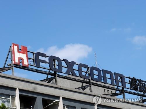 '중국 반도체 항모' 칭화유니 구하기 뛰어든 대만 폭스콘 - 1