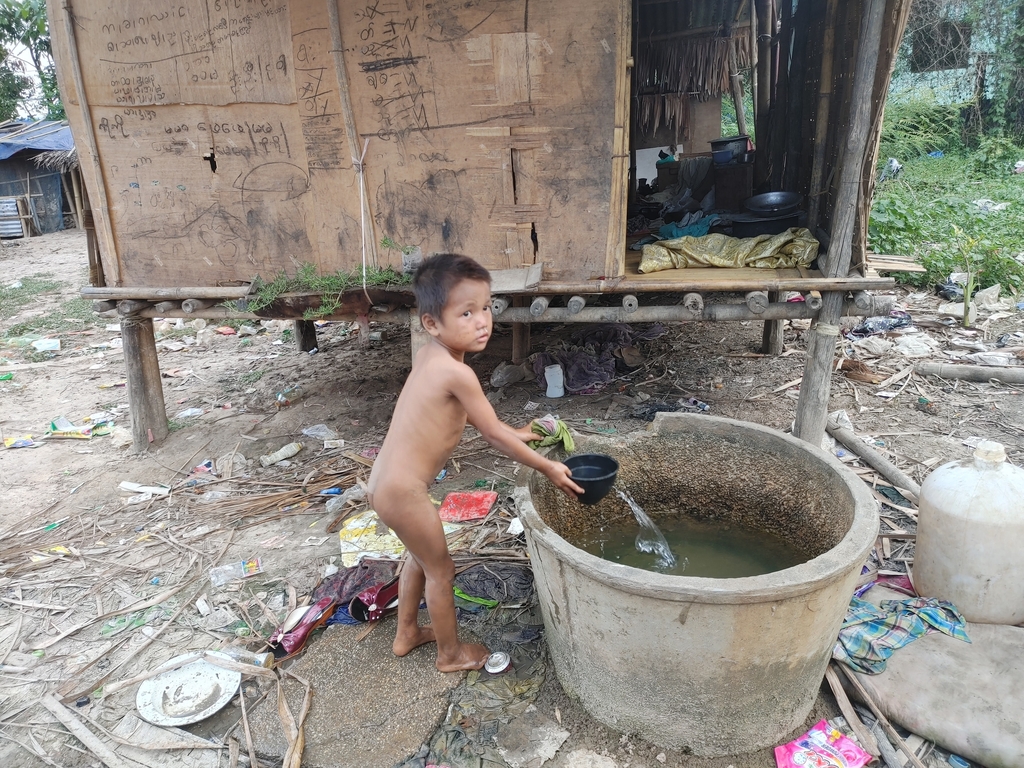 미얀마 최대 도시 양곤에 있는 빈민가의 가옥과 어린이. 2022.6.20.