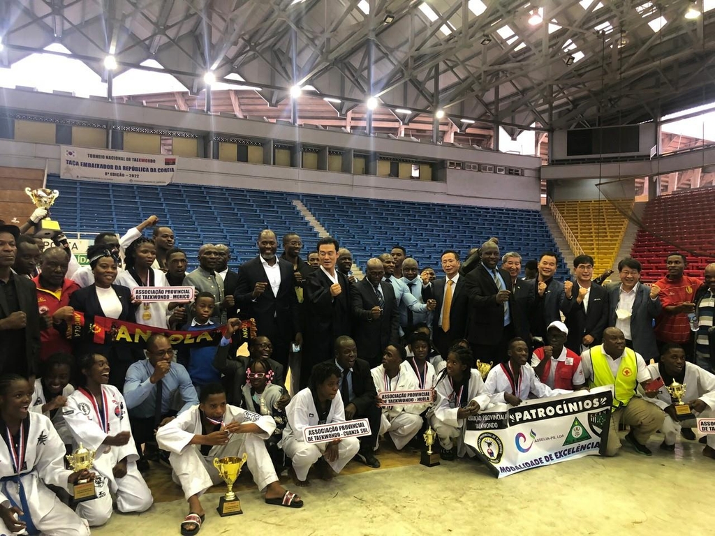 앙골라 제8회 대사배 태권도 대회 수상자들(가운데 두루마기 입은 최광진 대사) 