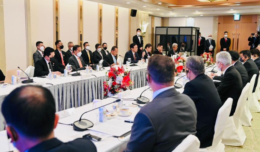 일본 대기업 CEO들과 만나는 조코 위도도 인도네시아 대통령(왼쪽에서 6번째)