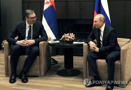 부치치 세르비아 대통령(왼쪽)과 푸틴 러시아 대통령