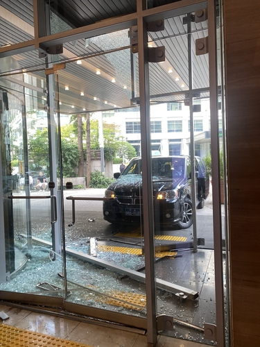 종로구 이마빌딩에 충돌한 미국 대사관 차량