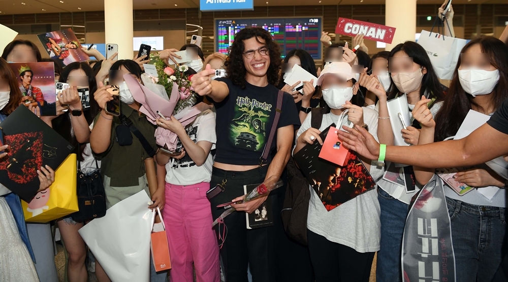 인천공항으로 입국해 팬들과 기념 촬영하는 코난 그레이