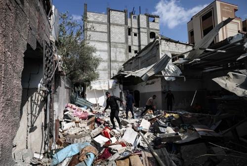 이스라엘군의 공습으로 폐허가 된 가자지구 북부 자발리아의 난민촌.