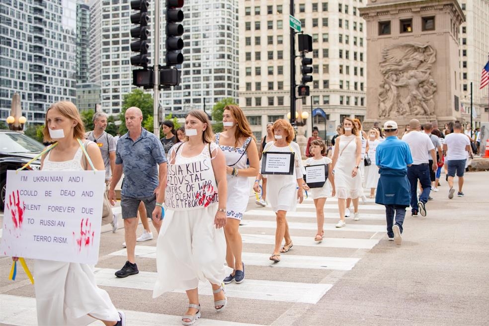 시카고 미시간애비뉴를 행진하는 우크라이나 여성 시위대