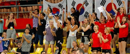 한국을 응원하는 유럽 팬들과 다른 나라 대표팀 선수들. 