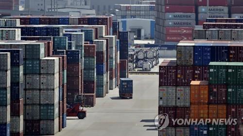 지난 3월 중국 상하이 양산항의 수출입 컨테이너 부두