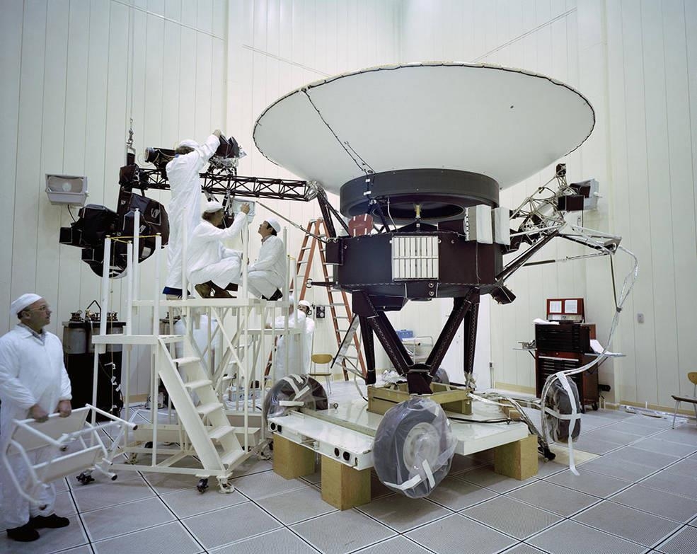 1977년 3월 JPL에서 준비 중인 보이저2호 