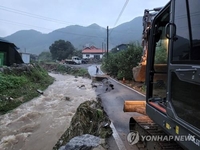 충북·경북 폭우 피해…전국 해수욕장엔 막바지 피서 인파
