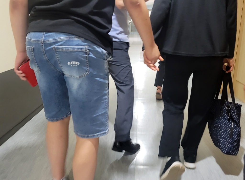 어머니 손을 잡고 교육청 찾은 A군