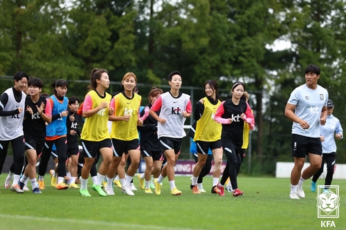 몸 푸는 여자축구 대표팀 선수들