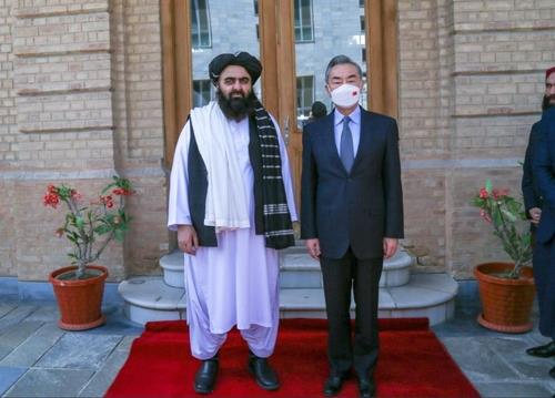 3월 24일 카불서 만난 왕이 중국 외교부장(오른쪽)과 무타키 외교 장관 대행.