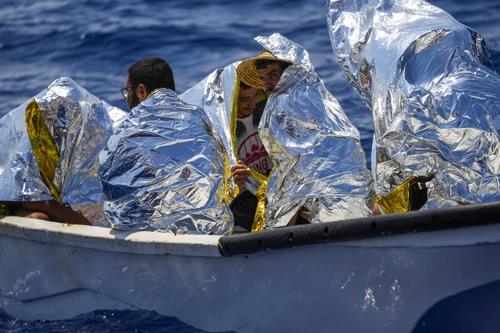 "두 아이는 죽고 물도 식량도 없어요" 지중해 표류 난민들 'SOS'
