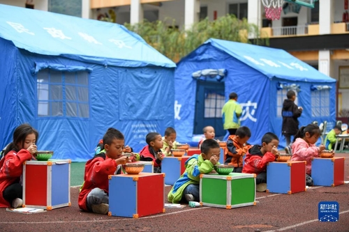 스현 소학교 임시 거처에서 식사하는 어린이들