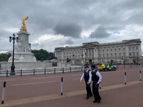 접근이 통제된 런던 버킹엄궁 앞