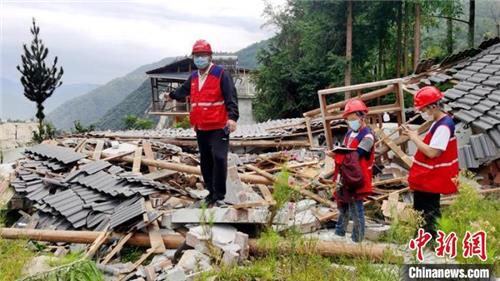 쓰촨 지진 피해 상황 파악하는 조사원들 