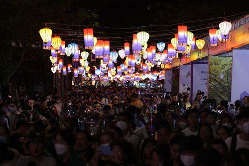 '한·베 수교 30주년' 등불 문화축제 성료…8만명 '구름 인파'