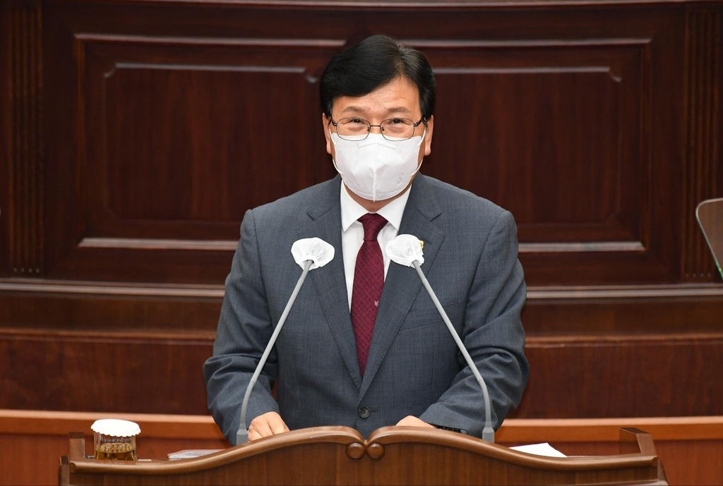 도정질문하는 이용식 경남도의원