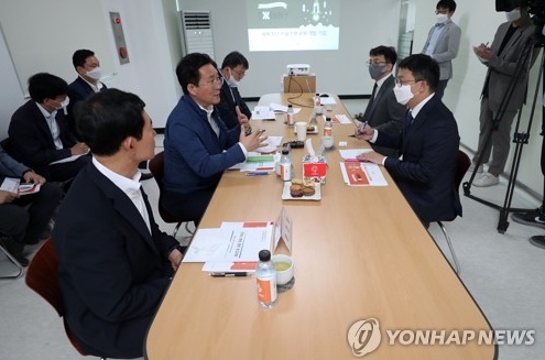 2020년 6월 22일 성윤모 당시 산업부 장관(사진 왼쪽 가운데)이 트위니 대전 본사를 찾아 천홍석·천영석 공동대표와 간담회를 하고 있다. [연합뉴스 자료사진]
