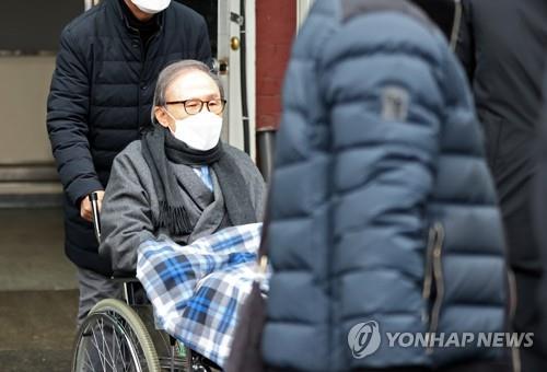 사진은 지난 2021년 2월 10일 서울동부구치소 수감 도중 기저질환 치료를 위해 50여일간 서울 종로구 서울대학교병원에서 치료를 받은 이명박 전 대통령이 퇴원하는 모습. 2022.6.28 [연합뉴스 자료사진]