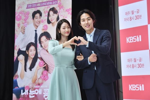 왼쪽부터 배누리, 백성현