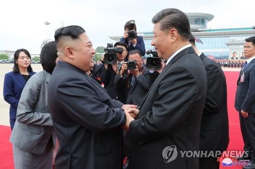 김정은, 시진핑에 축전…"북중친선 관계 끊임없이 심화·발전"