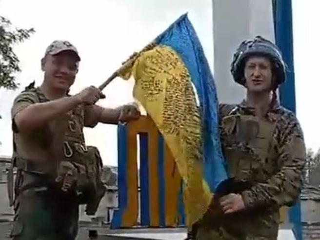 리만 도시 표지판에 국기 꽂는 우크라이나 군인들 