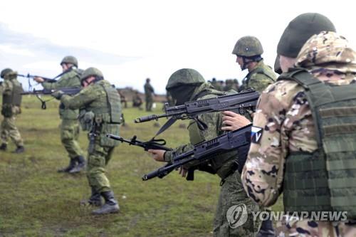 (도네츠크주 AP=연합뉴스) 동원된 러시아 예비군들이 4일(현지시간) 러시아 점령지인 우크라이나 동부 도네츠크주 훈련장에서 사격 훈련을 받고 있다. 2022.10.04