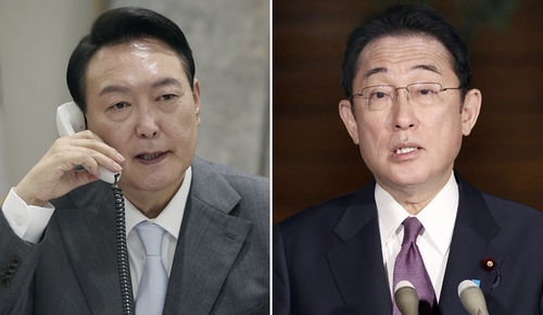 윤석열 대통령(왼쪽)과 기시다 후미오 일본 총리 전화 통화