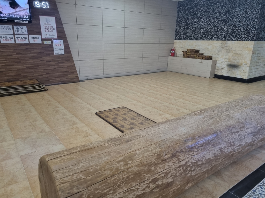 H 사우나 내 빈 곳.