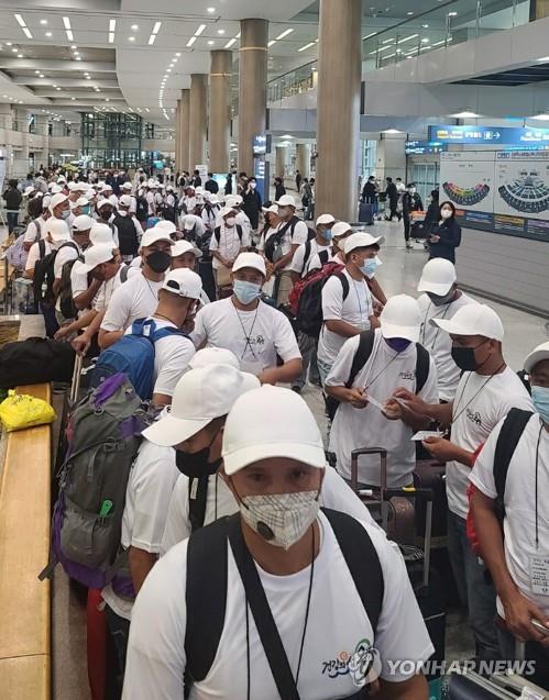 인천공항을 통해 입국하는 필리핀 근로자들