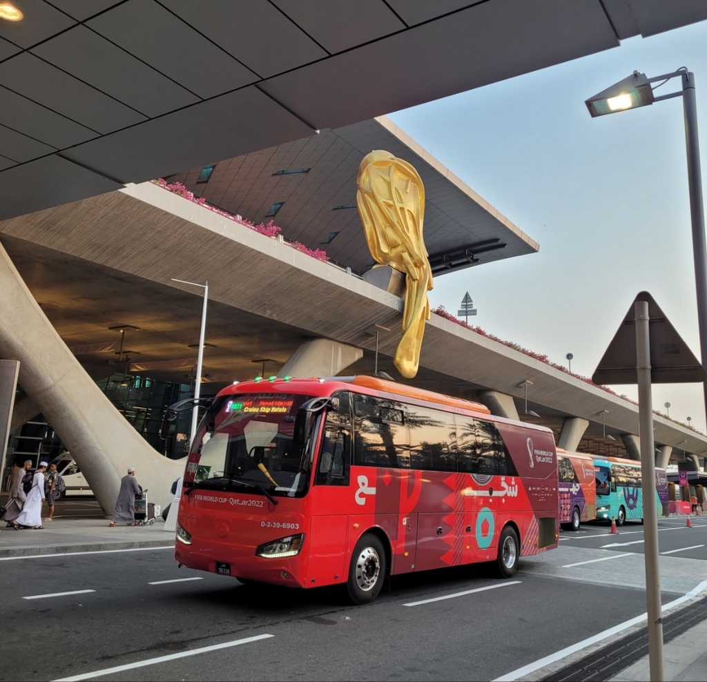 카타르 월드컵 버스와 트로피 조형물
