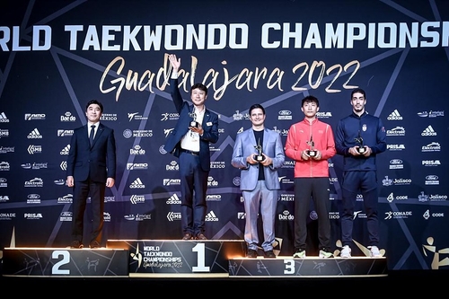 '간판' 장준 은메달…한국 태권도, 세계선수권 남자부 3연패