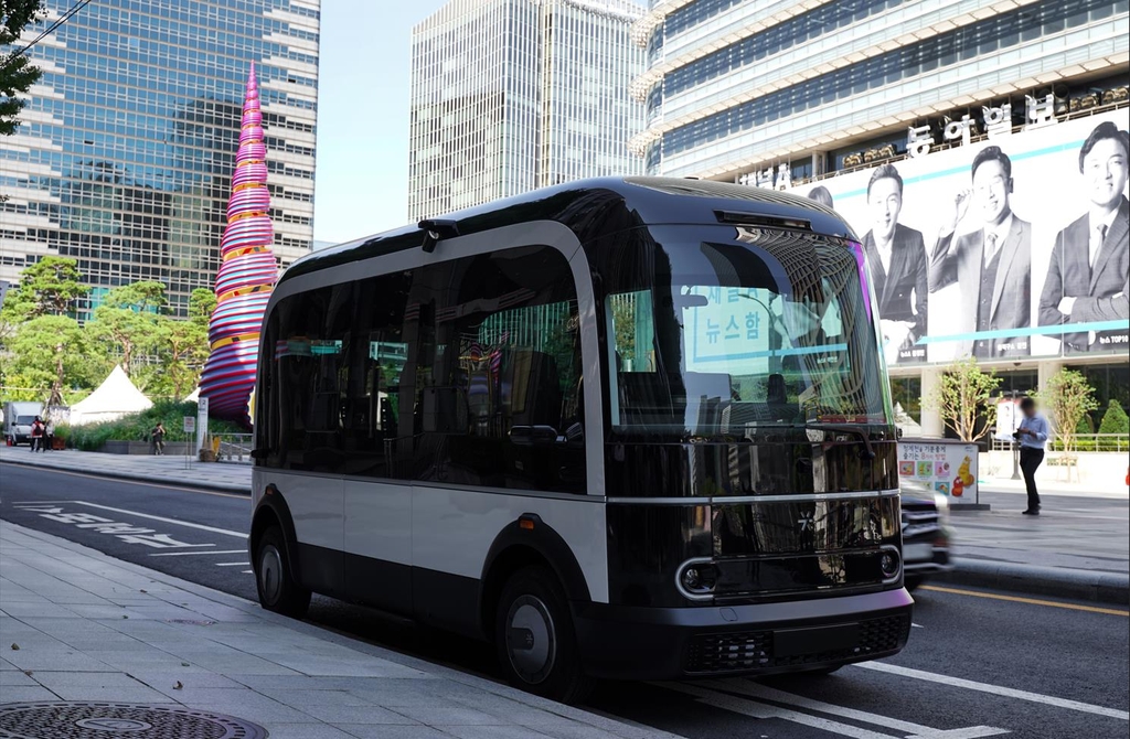 서울 청계천 일대에서 운행하는 자율주행 셔틀버스