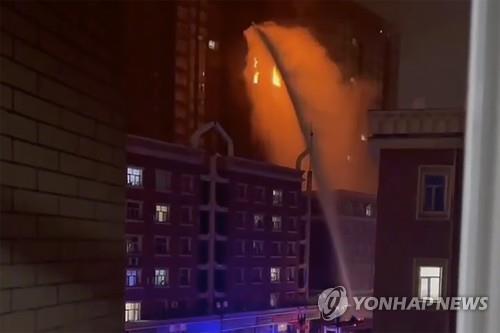신장 우루무치서 24일 발생한 아파트 화재 모습