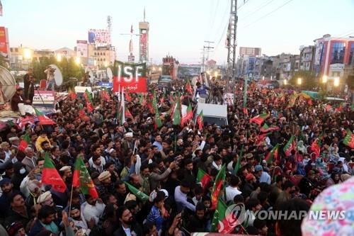 '총격 부상' 칸 파키스탄 전 총리 "26일부터 시위 직접 주도"
