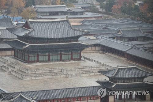 지난해 서울에 첫눈이 왔을 때 경복궁. [연합뉴스 자료사진]