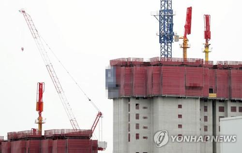 멈춰 선 콘크리트 타설기계