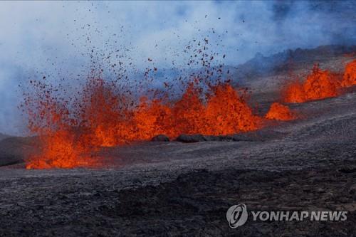 마우나로아 화산 북동쪽 분화구에서 분출하는 용암