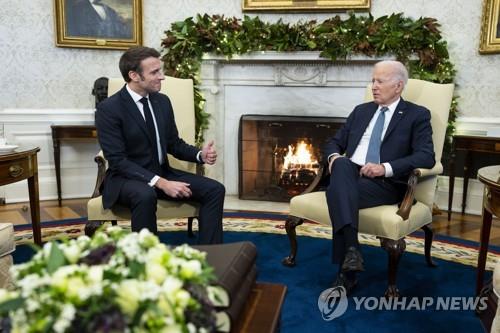 정상회담 중인 바이든 미국 대통령(우측)과 마크롱 프랑스 대통령