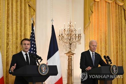 정상회담 직후 회견하는 바이든 미국 대통령(우측)과 마크롱 프랑스 대통령