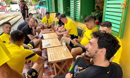 하노이 기찻길 주변 카페에 앉아있는 보루시아 도르트문트 소속 선수들