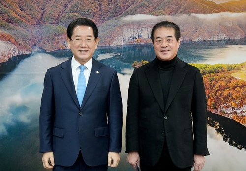 제104회 전국체전 총감독 맡은 박명성(오른쪽)씨